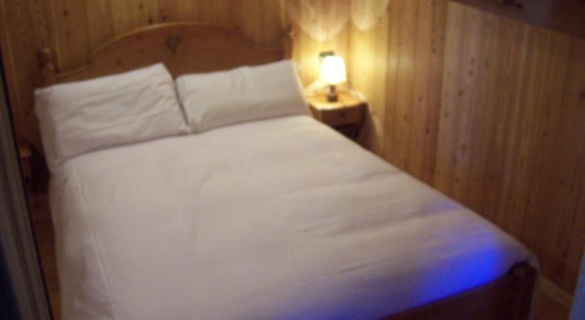 L' Aroula Rooms & Restaurant Champoluc Pokoj fotografie